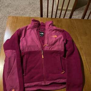 The North Face Women's Denali Fleece Jacket in Cranberry Red
